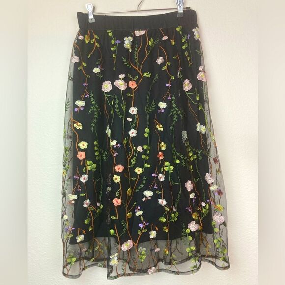 Stunning skirt Sheer black netting w/ floral embroidery over solid black lining - Picture 3 of 11